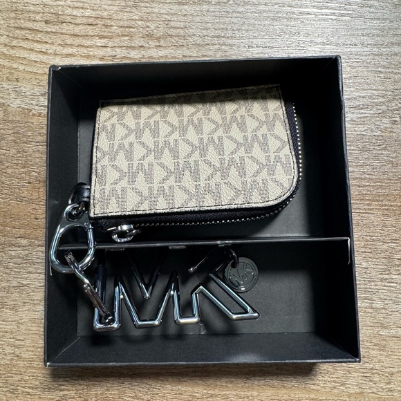 Michael Kors Zip Wallet with Keychain - Picture 6 of 8